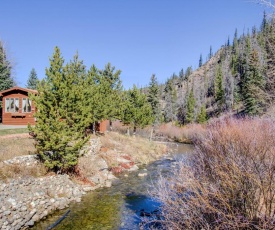 Rustic River Chalet, Close to Skiing, Pet Friendly Tiny House