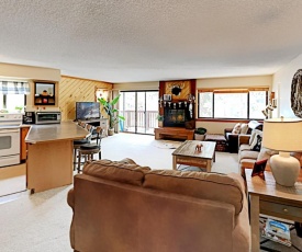 Ski-In Getaway - Hot Tubs & Pool - Walk to Dining condo