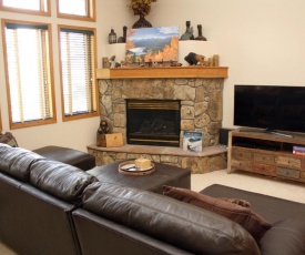 White Wolf #890 - Great Home with Private Outdoor Hot Tub - Shuttle to Slopes