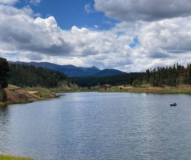 Gorgeous 3bdrm Cabin Sleeps 12 on a Private Lake