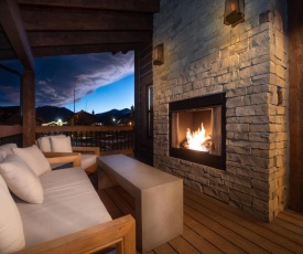 Blissful Mountain Getaway- Steps to Lake Estes, IndoorOutdoor Fireplace, Excellent Location