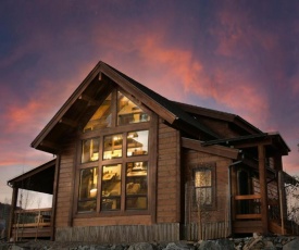 Brand new! Located on Lake Estes, Private Jacuzzi, Indoor/Outdoor Fireplace