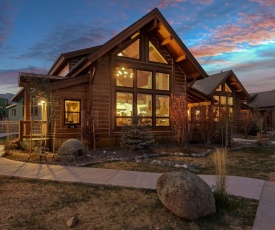 Cozy & Relaxing - Steps to Lake Estes, Indoor and Outdoor Fireplace, Close to it all!