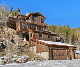 Cliff Side Luxury Chalet With Hot Tub & Incredible Views - FREE Activities & Equipment Rentals Daily