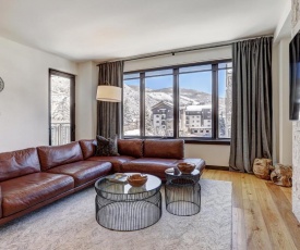 Luxury modern condominium in Lionshead with slopeside ski valet condo