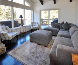 Spectacular Remodeled 5 Bedroom Matterhorn home w/ Hot Tub and Ski Lockers!