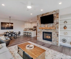 New Luxury Loft #208 Near Resort - Huge Hot Tub & Views - FREE Activities & Equipment Rentals Daily