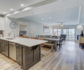 Modern 2br + den at St James- Sleeps 10! condo