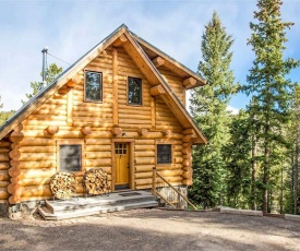 Log Cabin on the River: Hot Tub, BBQ , and Fire Pit